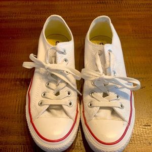 Women’s white Converse tennis shoes. Size 7